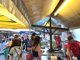 Besucher beim Dorffest Schwaz