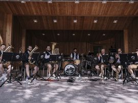 Musikkapelle auf einem Frühlingsmarkt