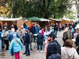 Besucher vor Ständen am Herbstmarkt Reutte
