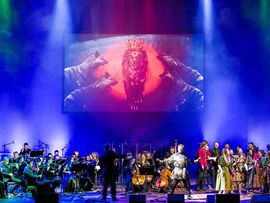 Bühne Musical König der Löwen mit Orchester