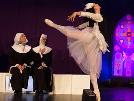 zwei Nonnen bestaunen eine tanzende Ballerina