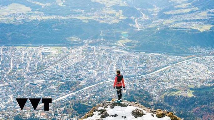 Wanderin auf Berg vor Innsbrucker Stadtkulisse