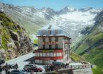 Hotel inmitten einer Gletscherstraße in den Alpen