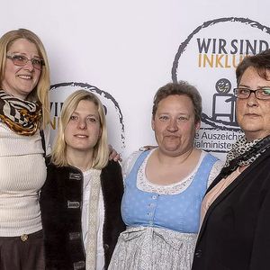 Gruppenfoto von mehreren Leuten