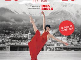 Festivalplakat Frau mit rotem Kleid in Tanzpose vor der Stadt Innsbruck