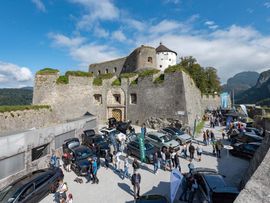 Außenaufnahme von Burg am Autofestspiel Kufstein