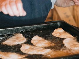 Frauen, die backen mit fertigen Tablett