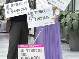 zwei Frauen halten Plakate in die Kamera