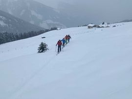 Skitourengruppe beim Queren am Gilfert