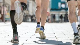 drei Menschen von hinten beim Joggen