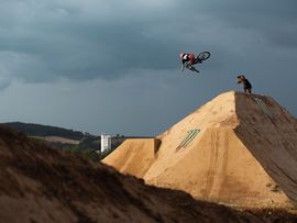 Mountainbiker springt mit Rad über Schanze