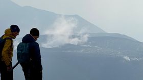 zwei Wanderer laufen in den Bergen