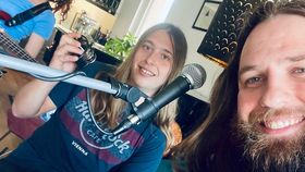 Ein Selfie einer Band im Wohnzimmer