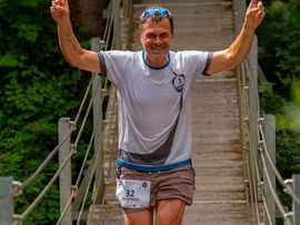 Ein Läufer auf einer Hängebrücke