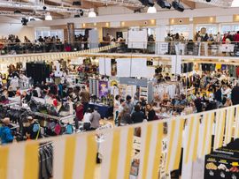 Viele Besucher in Ausstellungshalle