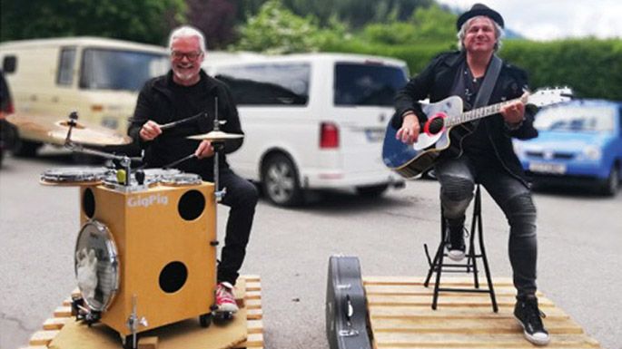 Palettenkonzert mit Gitarre und Schlagzeug auf einem Parkplatz vorm Gasthaus in Tirol - freizeit-tirol.at