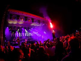 Fans vor der Bühne beim Open Air der Schürzenjäger