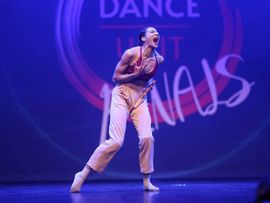 Mensch tanzt auf Bühne