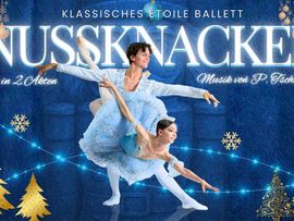 Werbebanner für das klassische Ballett „Nussknacker“ mit zwei Balletttänzern in hellblauen Kostümen vor einer winterlichen, blau gestalteten Kulisse. Der Schriftzug kündigt ein Ballett in zwei Akten mit Musik von P. Tschaikowsky an.