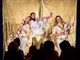 Drei Personen mit übergroßen Zuckerstangen