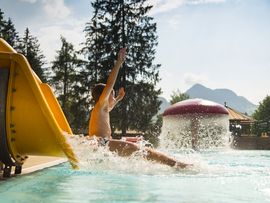 Rutschen und Spaß im Erlebnis-Waldschwimmbad Kössen im Kaiserwinkl in Tirol