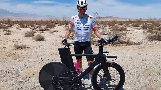 Kurt Matzler mit Rennrad in Wüste