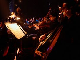 Ein Geigenspieler vor einem Notenblatt