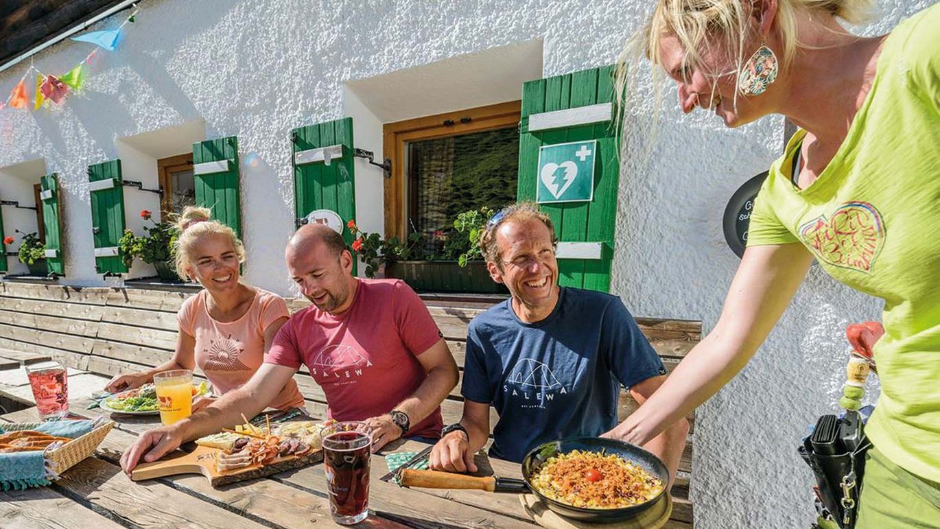 Personen in der Hütte beim Essen