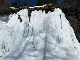 Gefrorener Wasserfall am Anfang der Tour zum Bachfallenkopf