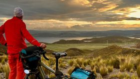 Thomas Widerin blickt in den Sonnenaufgang