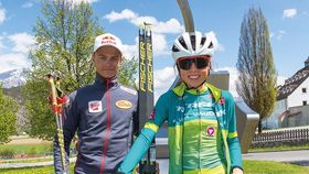 Zwei junge Sportler mit Bike und Ski in der Hand