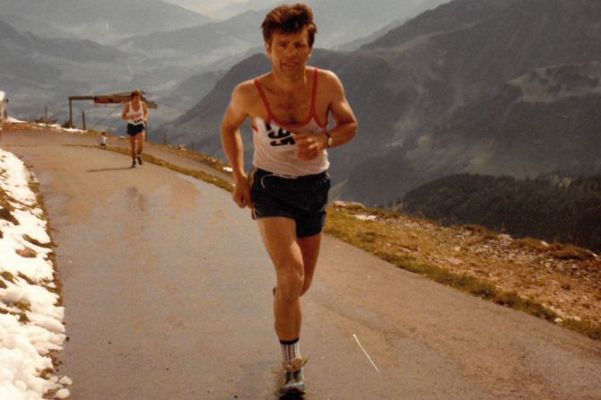 ein altes Foto von Franz Puckl bei einem Rennen