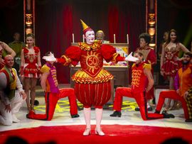 Clown in Kostüm und Zirkusdarsteller auf Zirkusmanege