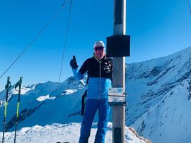 Gipfelkreuz Schöberspitze und Skitourengeher
