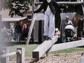 Ein Kind balanciert auf Holz