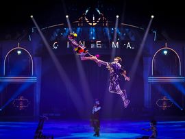 zwei Artisten vollführen eine Figur in der Luft