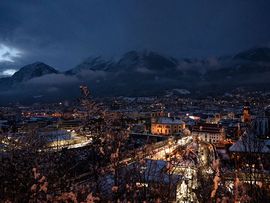 Blick über Innsbruck bei Nacht