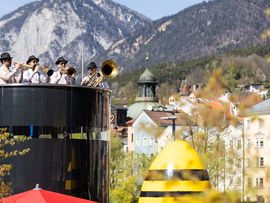 Männer stehen auf Plattform