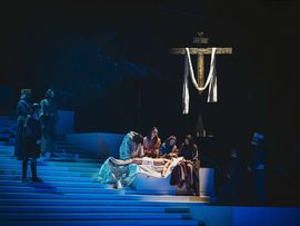 Jesus am Kreuz auf der Bühne in Erl