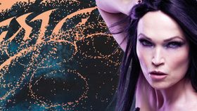 Die Sängerin Tarja Turunen ist auf einem Cover-Foto zu sehen, mit wehenden schwarzen Haaren und schwarzem Korsett. 