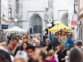Menschenmenge in der Innenstadt in Schwaz