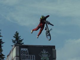 Bikefahrer im Flug über eine Schanze
