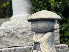 kleine asiatische Steinfigur