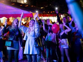 Eine dicht gefüllte Altstadtgasse bei Nacht mit zahlreichen Marktständen und vielen Besucherinnen und Besuchern. Die beleuchteten Fassaden und Stände schaffen eine lebendige Festivalatmosphäre.