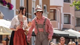 Zwei Menschen in traditioneller Tiroler Tracht