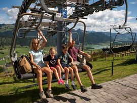 Familie auf Sessellift Zahmer Kaiser
