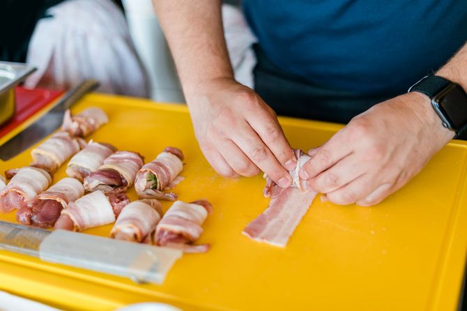 eine Person bereitet etwas zum grillen vor