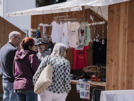 Leute vor einem Laden am Frühlingsmarkt