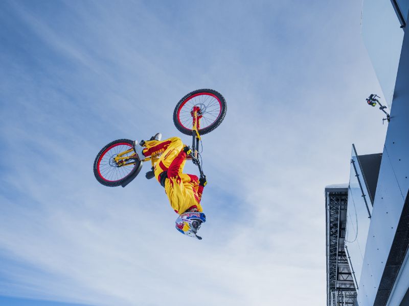 Mountainbiker fliegt durch die Luft