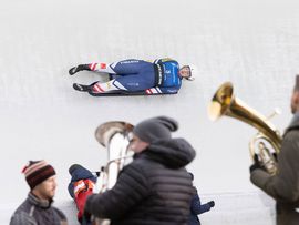 Foto eines Einsitzers in der Eisbahn mit Publikum